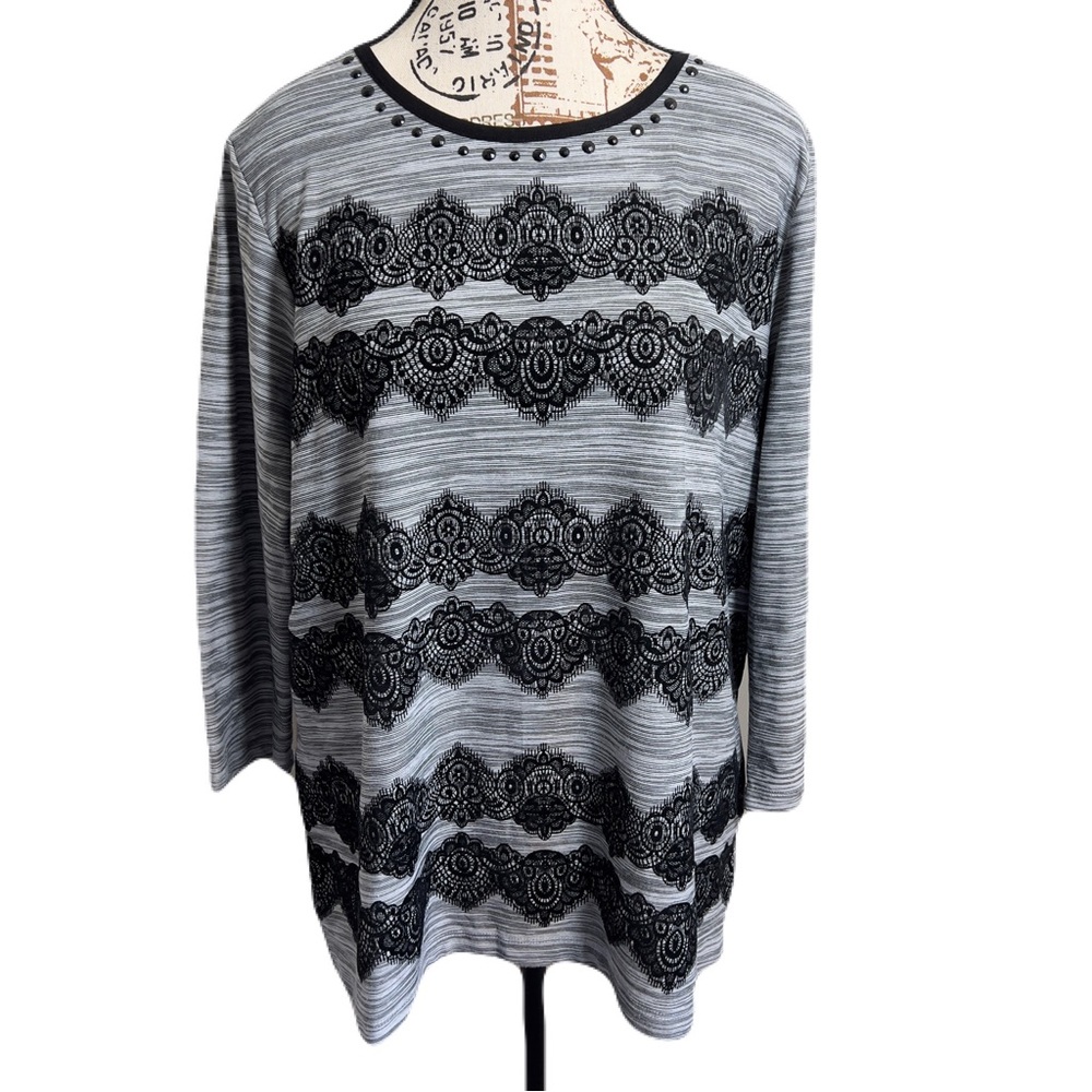 Alfred Dunner Striped Lace Embellished Top M Black Gray 3/4 Sleeve Slits Stretch